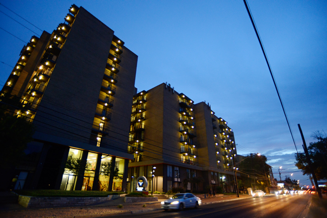 <p> University Towers, the West Campus apartment complex where the alleged bleach bomb attack on UT student Bryan Davis took place</p>
