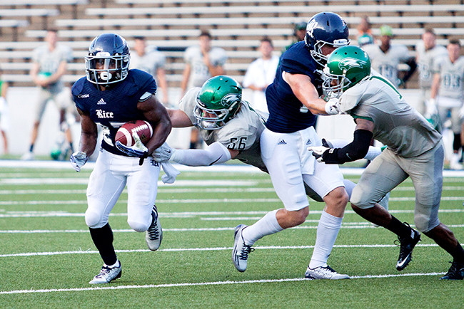 Rice 27 Walter avoids tackle by Wagner 56_CourtesyofSeanChu_RiceThresher