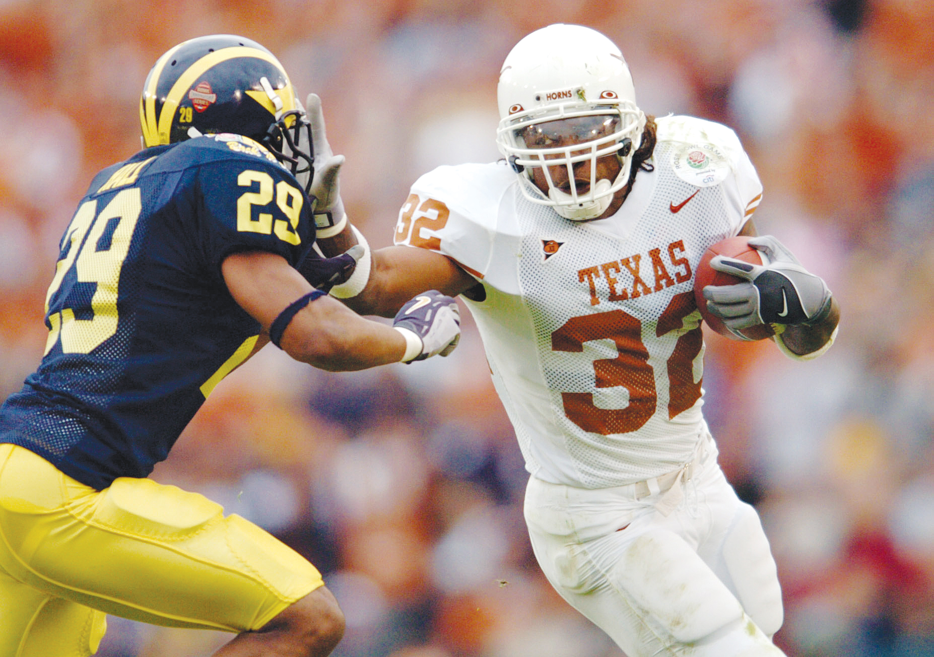 Chicago Bears running back Cedric Benson (#32) runs the ball