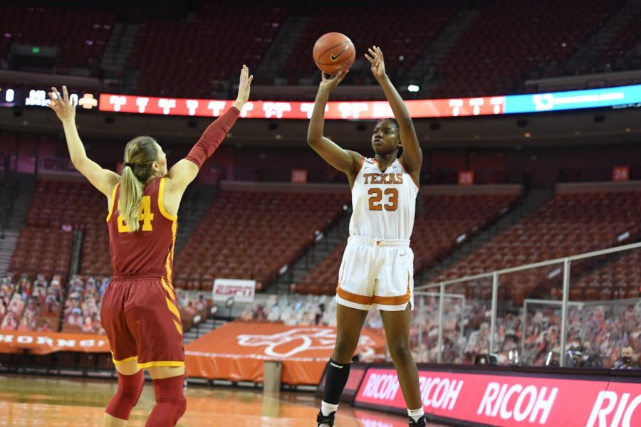 Texas’ lockdown defense leads to blowout win over No. 7 Iowa State