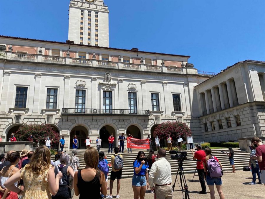 Campus organizations protest at tower, demand for vaccine, mask mandate at UT