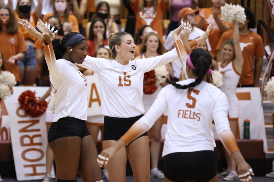 Texas+volleyball+finds+groove%2C+takes+down+Iowa+State+3-1