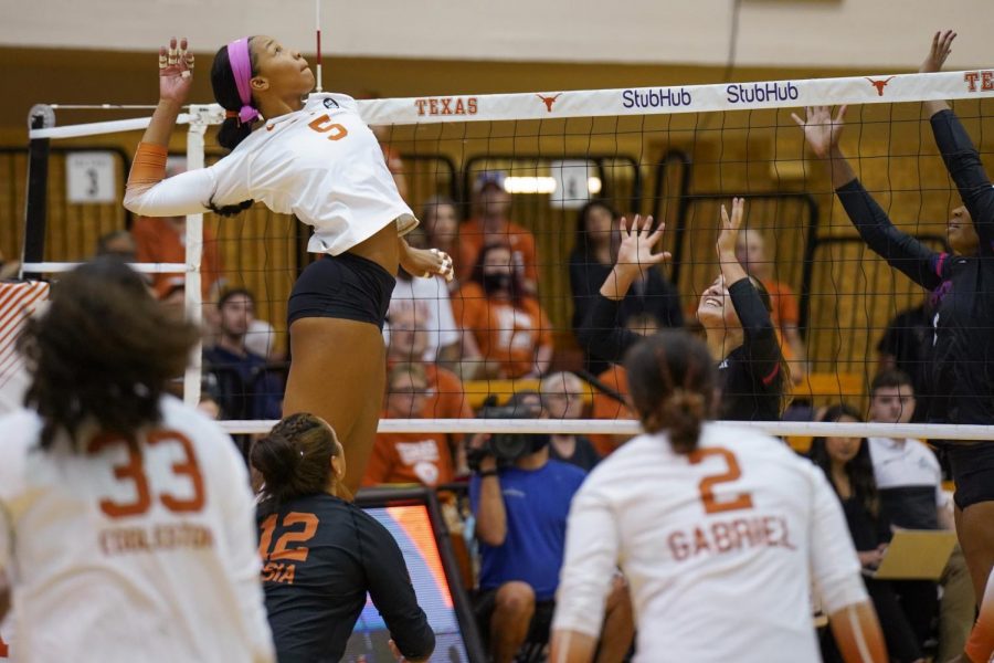 No. 1 Texas cruises to 3-0 victory against TCU