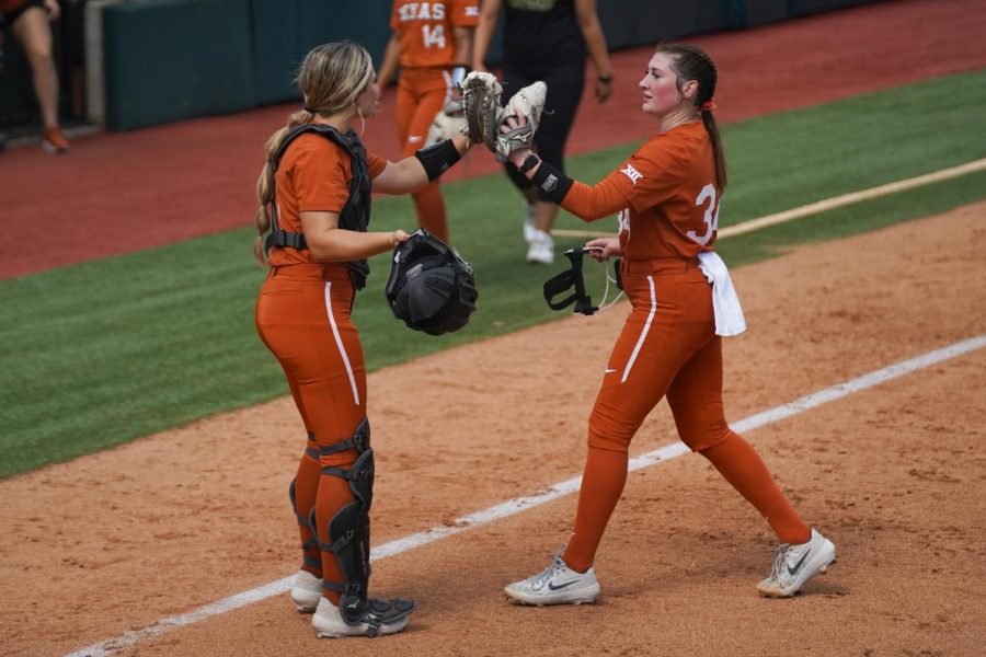 Four pitchers lead Longhorns to no-hitter, shutout as Texas softball ends fall season undefeated