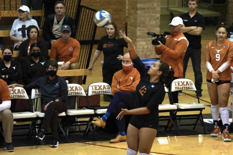 No. 2 Texas volleyball celebrates Nalani Iosias birthday in sweep of  Kansas State