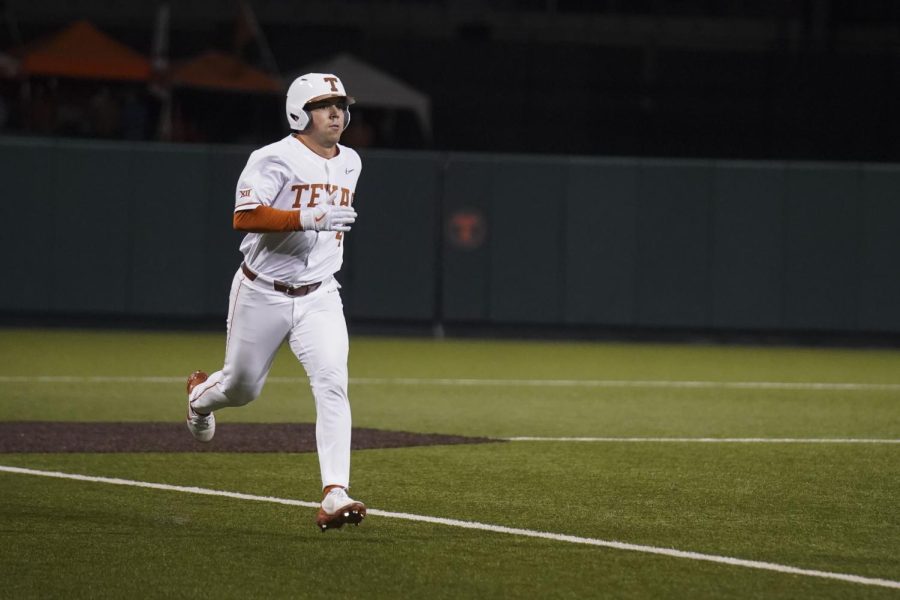 Pitching helps Longhorns overcome errors, beat Islanders to improve to 5-0