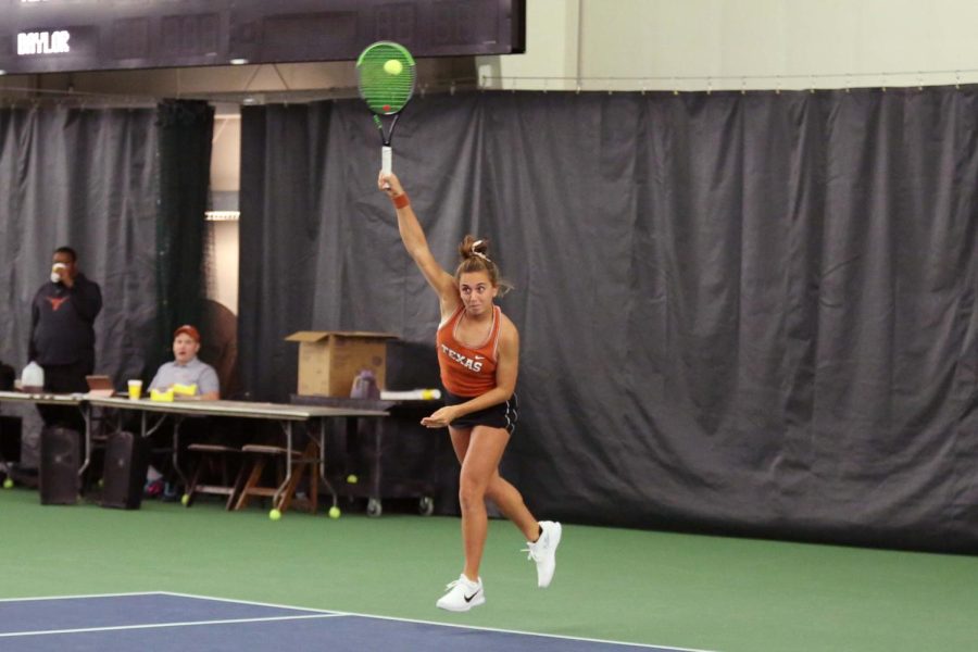 Texas womens tennis preserves No. 1 ranking, defeats Missouri 7-0