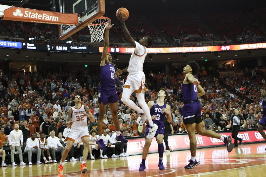 Marcus Carr bounces back, leads Texas to 20th regular season victory