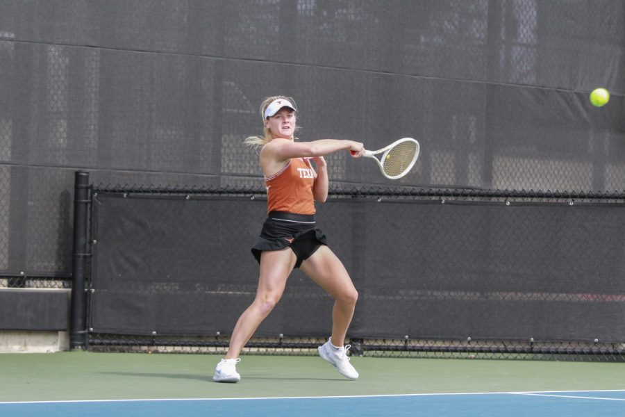 No. 5 Texas women’s tennis torches UCF in 4-0 win as conference play approaches