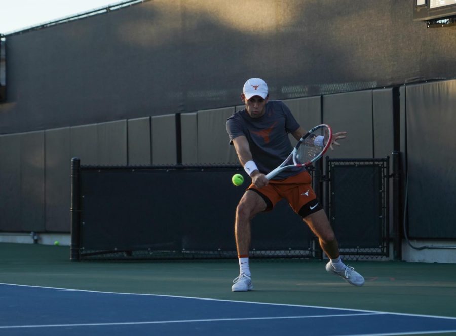 No. 15 Texas men’s tennis takes advantage of strong singles play, beats No. 28 Texas A&M 4-3
