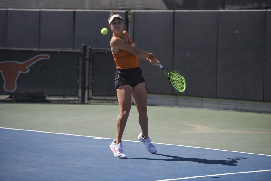 No. 4 Texas handles Kansas State in 4-0 clean sweep