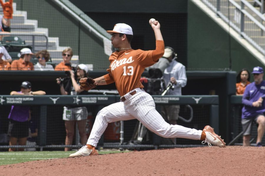 Texas stays red hot against Red Raiders in 6-2 win, picks up 12th straight home victory