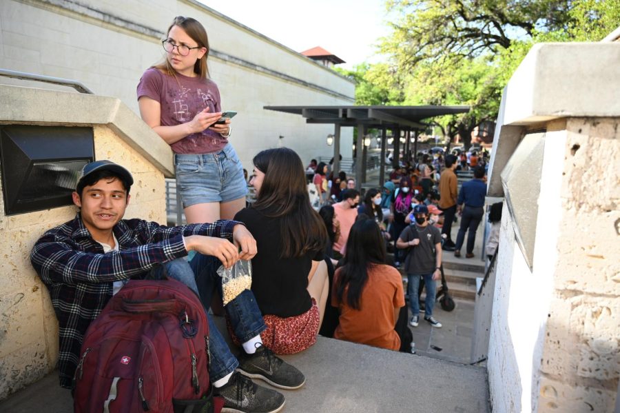 Students wait in line for “A Conversation with Hank Green, hosted by the Student Endowed Centennial Lectureship, on Apr 14, 2022. Hundreds of students formed a line leading outside the Texas Union. 