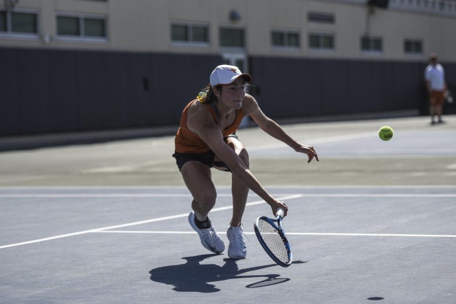 No. 4 Texas women’s tennis dominates Kansas, improves to 15-4