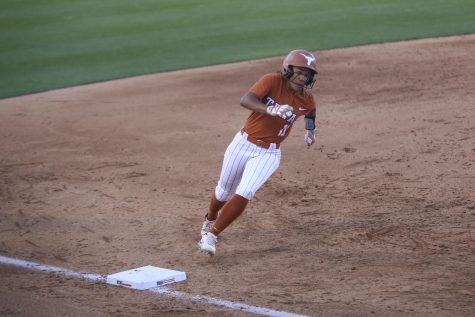 Oklahoma gets to Dolcini early, hands Texas 1st loss of Women’s College World Series