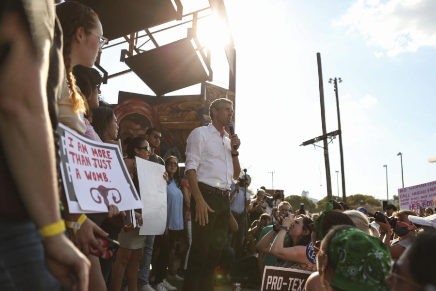 Gubernatorial+candidate+Beto+O%E2%80%99Rourke+speaks+to+the+Pan+American+Neighborhood+Park+crowd+on+June+26%2C+2022.+O%E2%80%99Rourke+held+a+rally+for+reproductive+rights+in+response+to+SCOTUS%E2%80%99+decision+to+overturn+Roe+v.+Wade.+