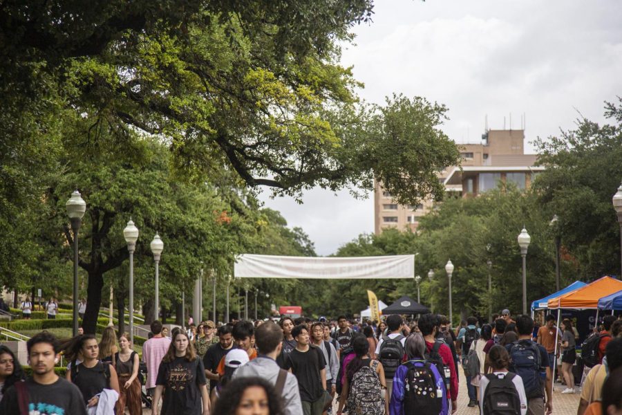 Photo Gallery: Students Return to Campus