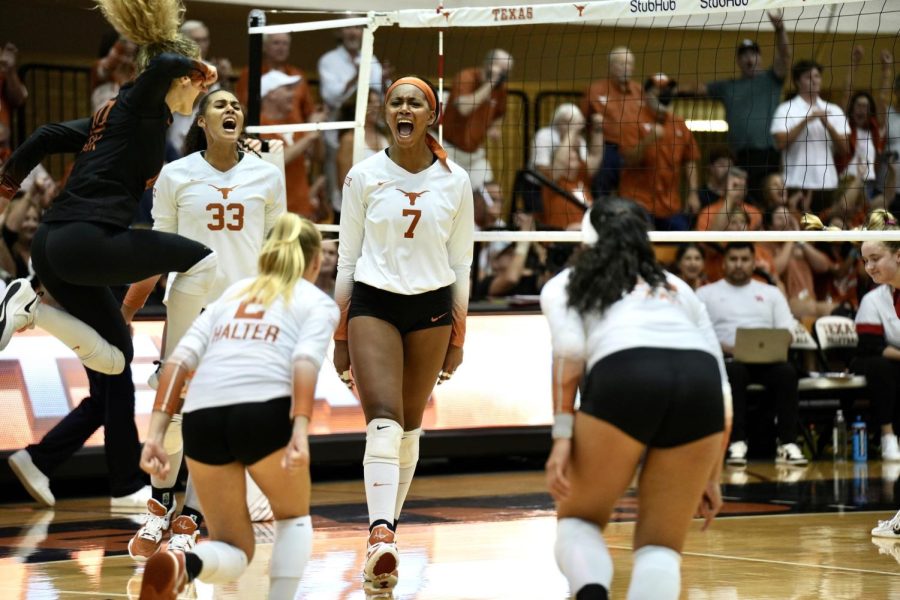 No. 1 volleyball drops first set, outlasts Houston 3-1 to remain undefeated