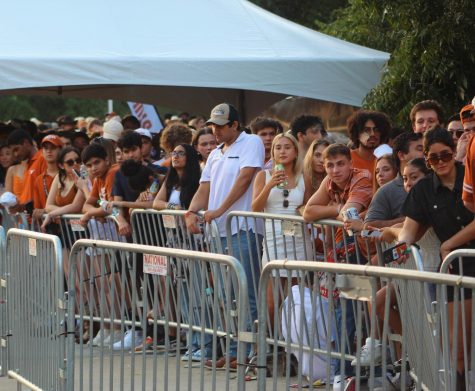 ‘Thats what being a Longhorn is about’: Students rise and shine early for UT vs. Alabama game