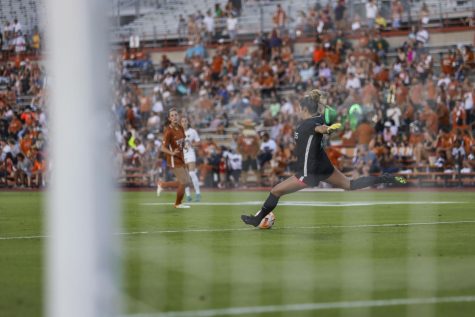 Texas soccer stands strong, fends off potential upset against conference foe Baylor