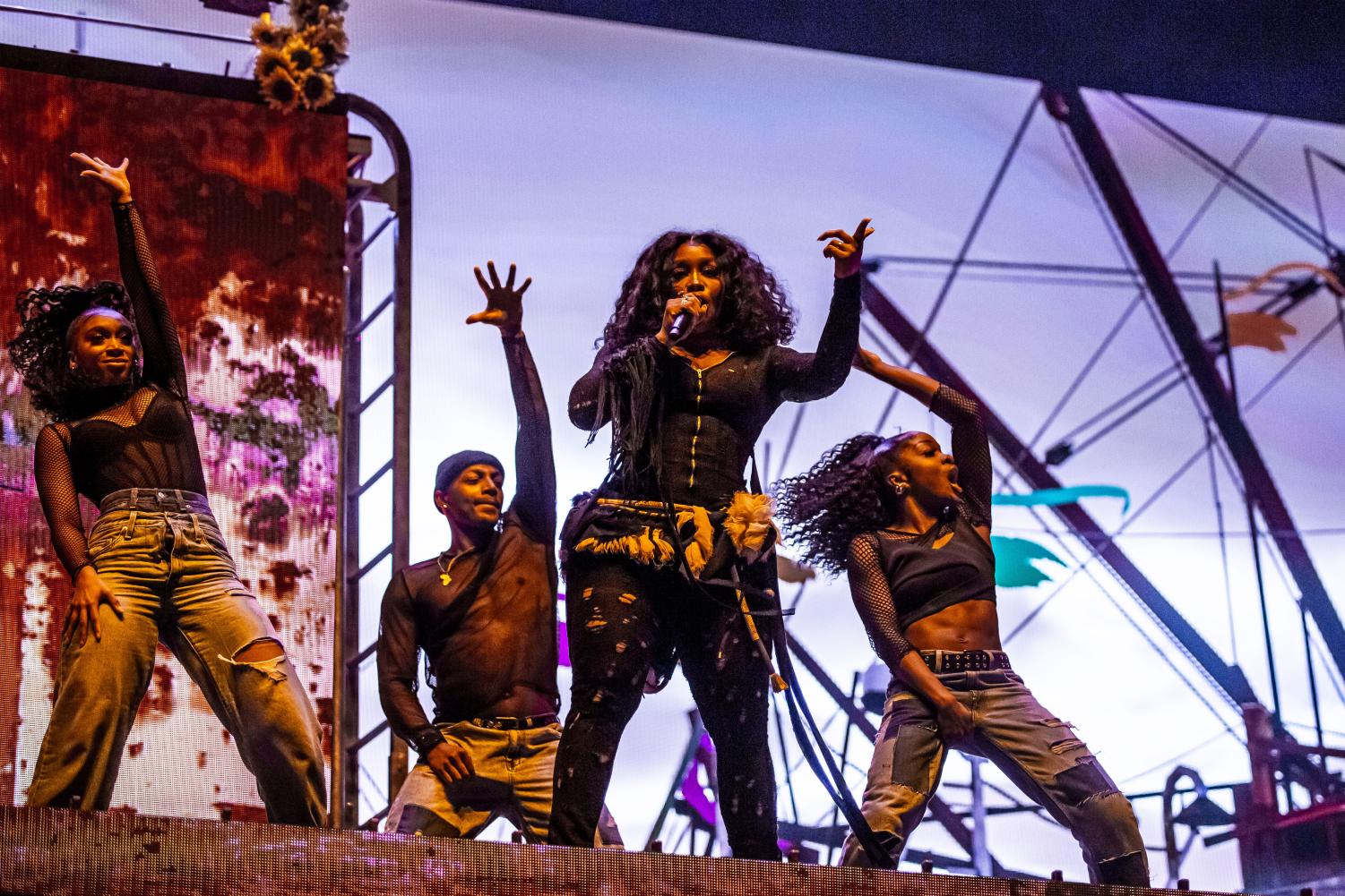 Liveshot SZA closes out ACL’s first night with visually stunning