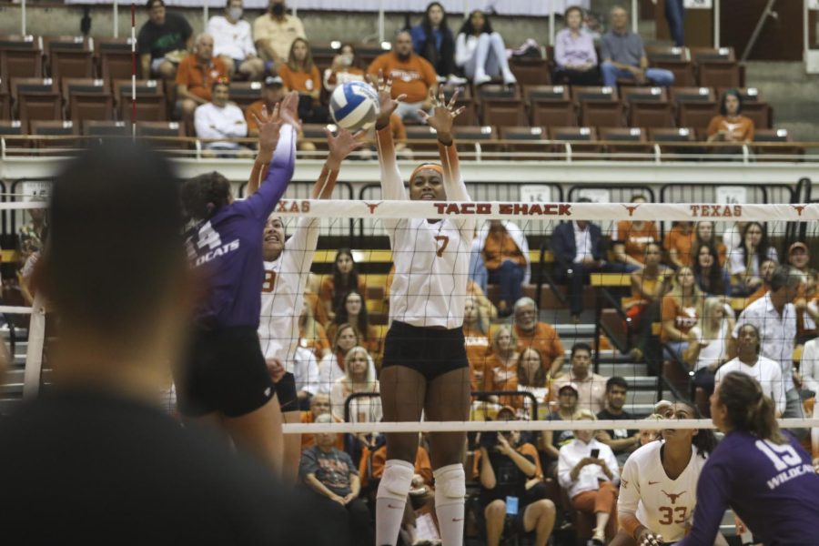 Veteran middle blocker Asjia O’Neal fuels No. 1 Longhorns with new connection