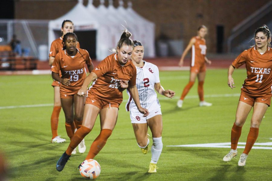 Outside back Emma Regan runs downfield during Texas game against OU on October 27, 2022. The Longhorns beat the Sooners 3-1.