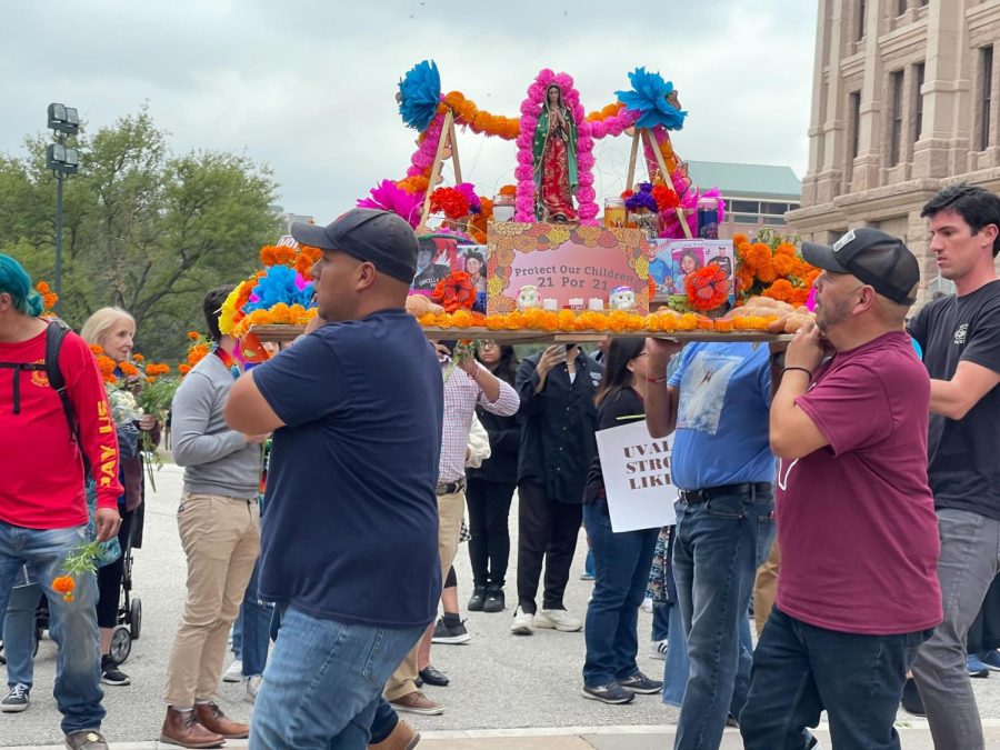 Victimas de la masacre de Uvalde honradas en el capitolio de Texas con una marcha, música y ofrenda del día de muertos