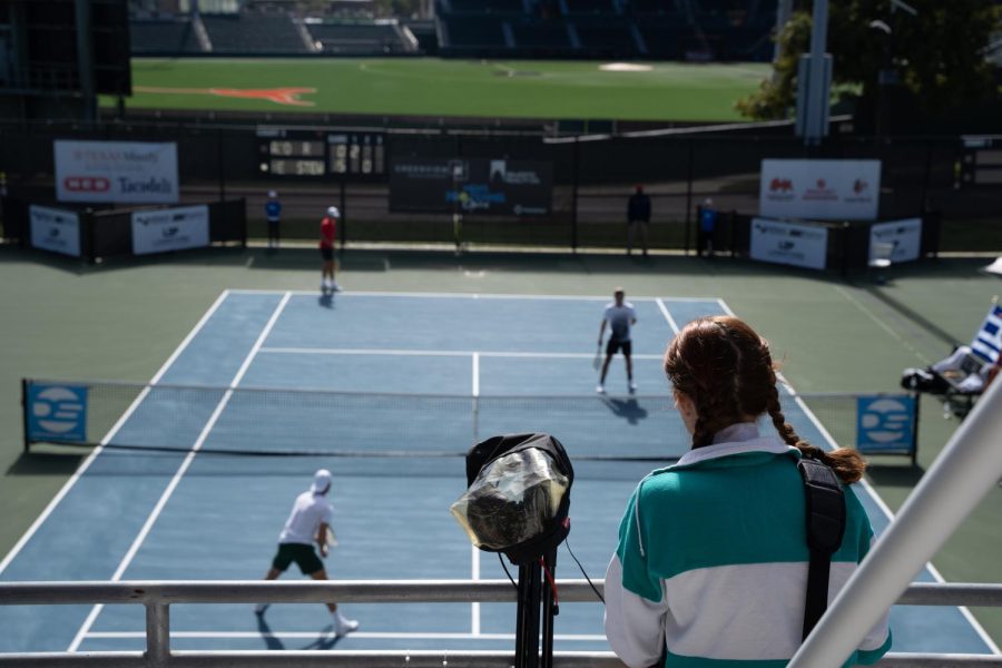 Moody students ‘serve’ content at professional tennis tournament on campus