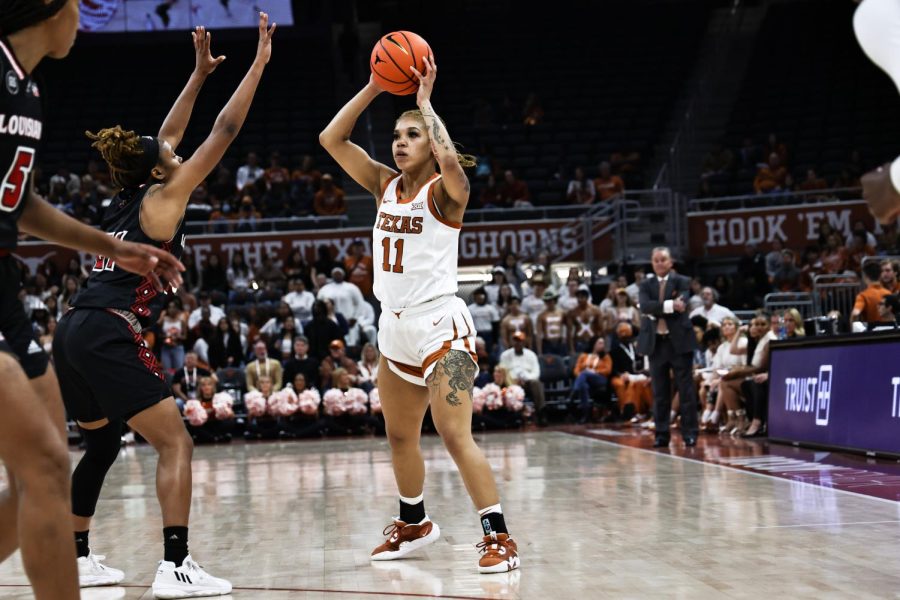 No.+3+Longhorn+womens+basketball+falls+to+No.+5+UConn+in+first+road+test