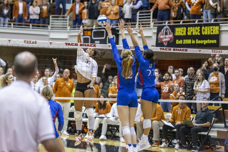 No. 1 volleyball clinches Big 12 championship title with 3-1 defeat of No. 15 Baylor on senior night