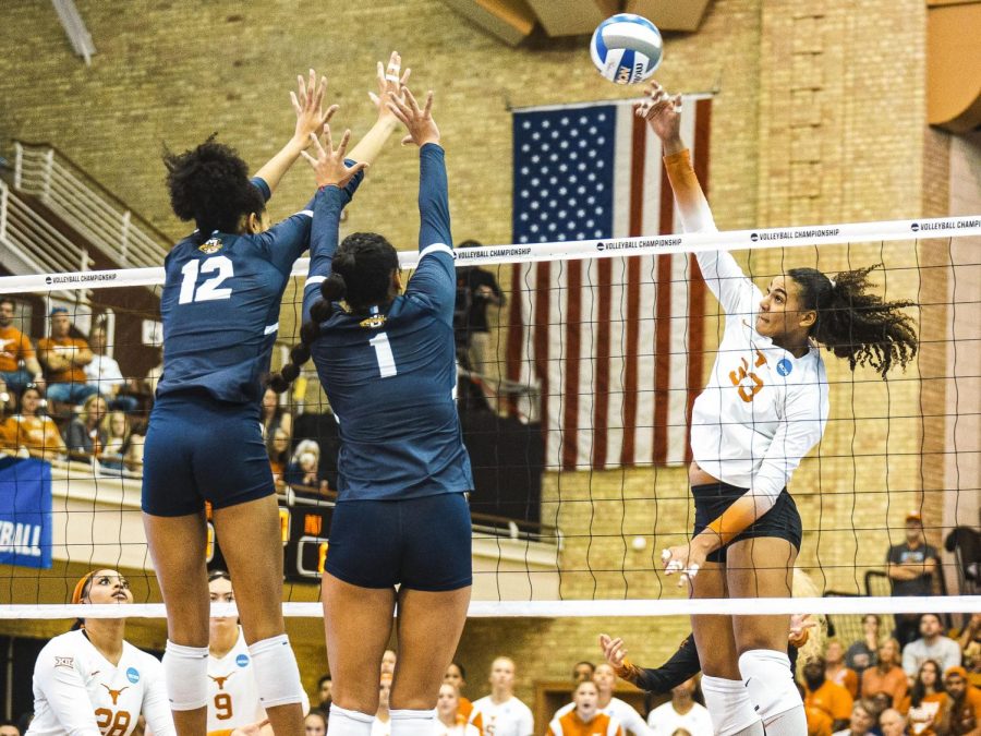 No. 1 Texas volleyball triumphs over Marquette, advances to Elite Eight