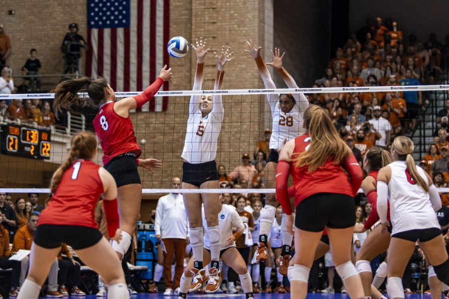 No. 1 volleyball takes down San Diego, advances to national championship