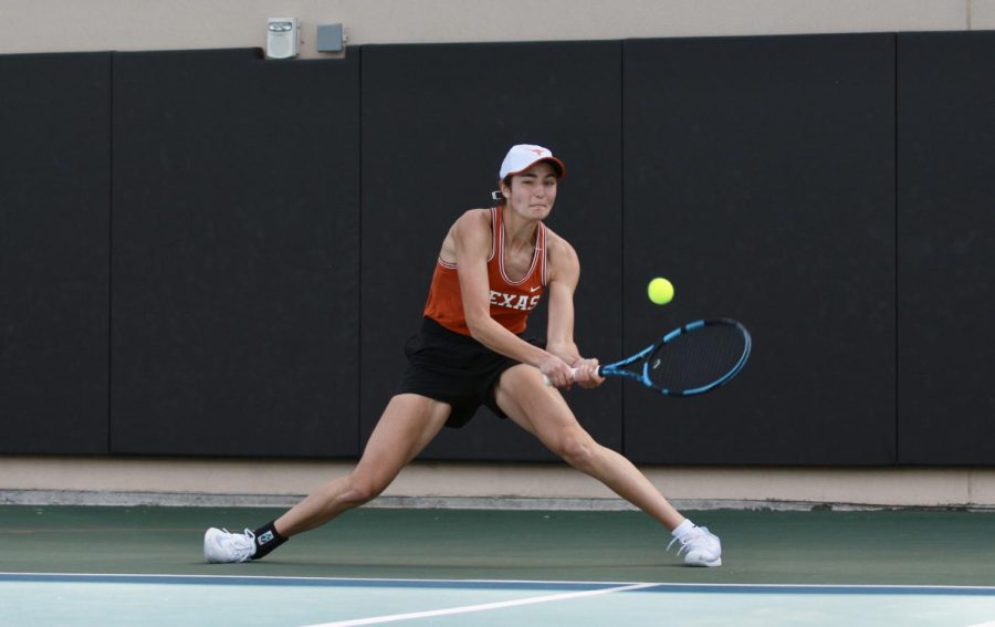 No. 1 Texas women’s tennis dominates opening weekend games