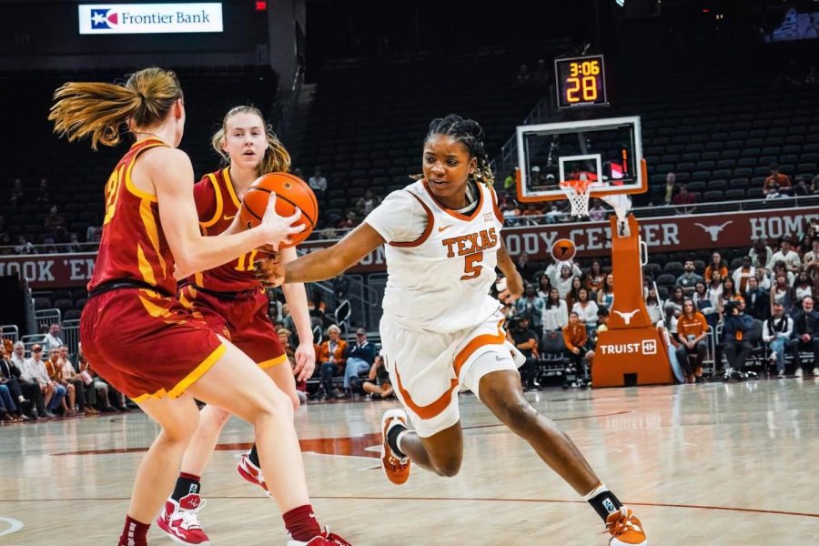 Texas+women%E2%80%99s+basketball+comes+away+with+tight+68-65+win+over+Kansas%2C+remain+first+in+Big+12+standings