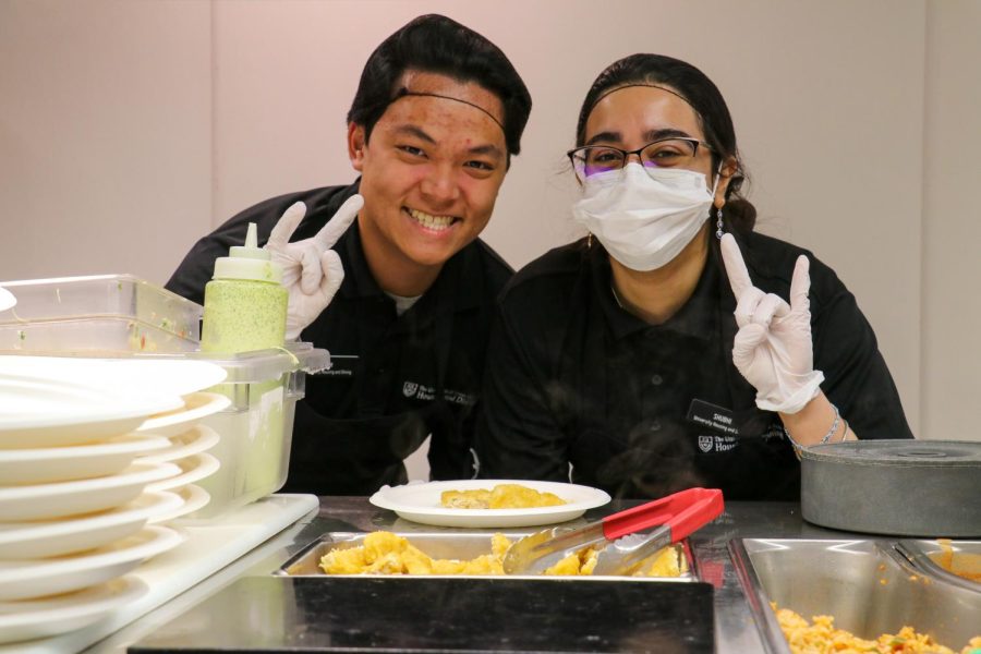 Resident assistants support dining hall operations during winter storm