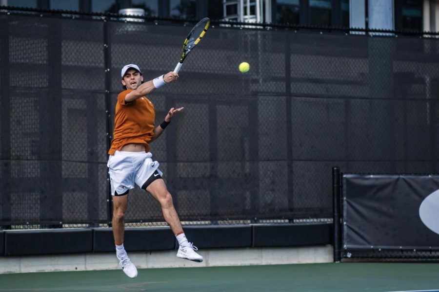 No. 2 Texas continues its momentum from ITA Nationals, beating Texas A&M 5-2