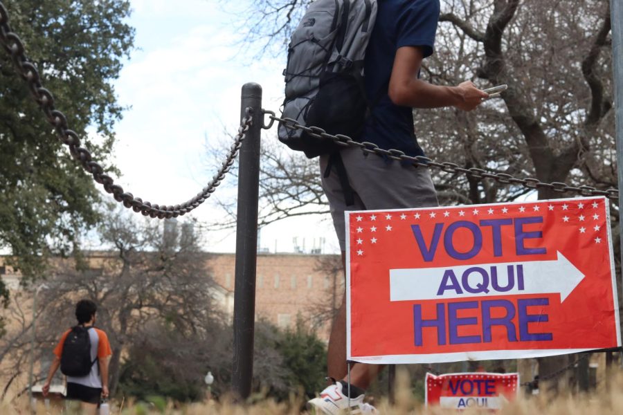 Representante de Texas presenta proyecto de ley para prohibir locaciones de votación en los campus universitarios