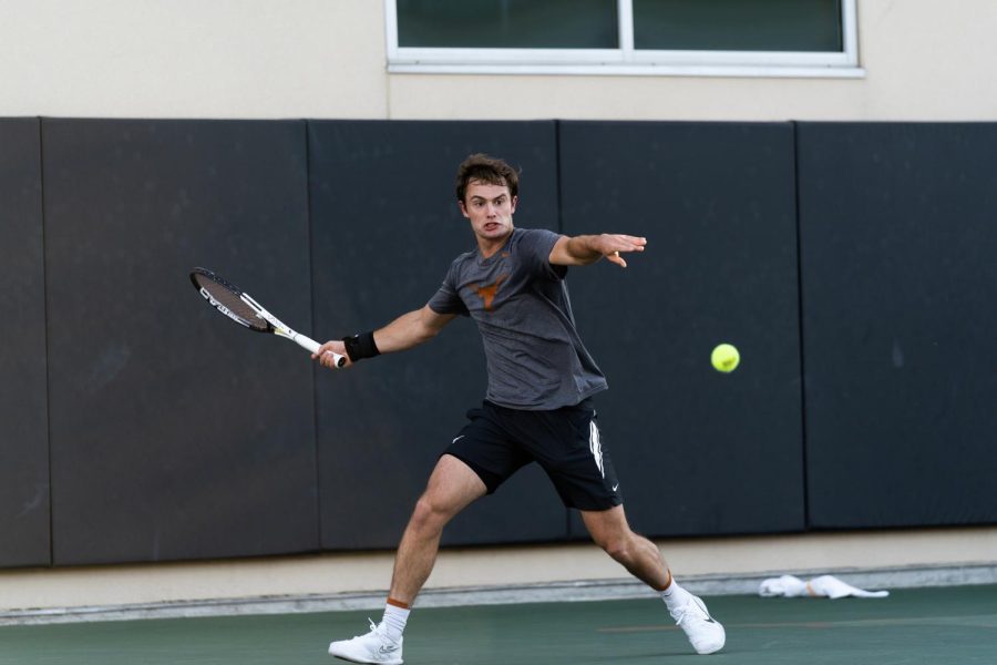 Newly+ranked+No.1+singles+player+Eliot+Spizzirri+helps+Texas+prevail+over+Pepperdine