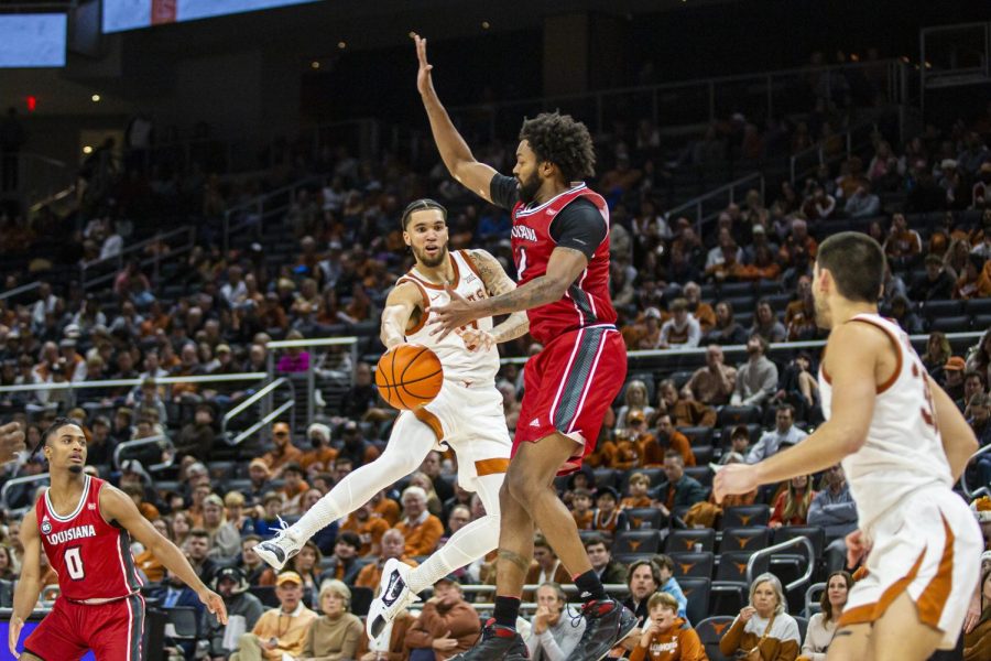 No. 19 Texas men’s basketball defeats Texas A&M-Corpus Christi in holiday matchup