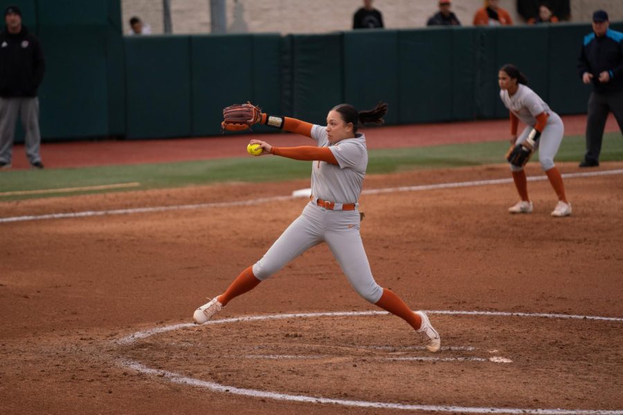 No. 5/5 Texas softball suffers three game win drought to No. 20/21 Baylor