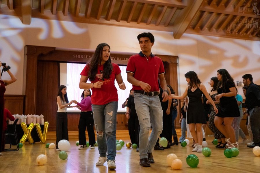 Los estudiantes organizan una quinceañera en el campus, una celebración de la cultura hispana y Latinx