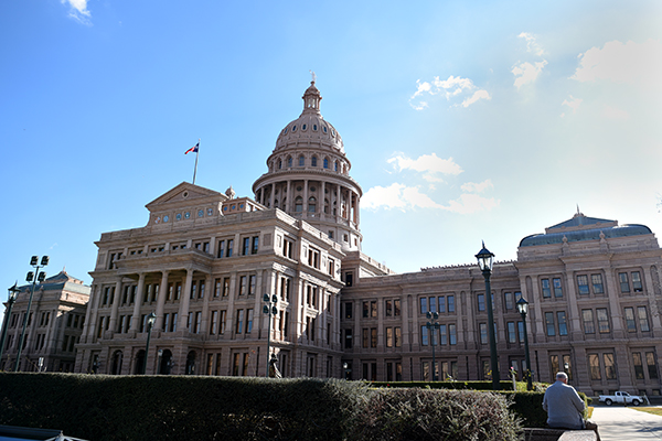 Proyecto de ley del Senado de Texas que prohíbe la teoría crítica de la raza pase por el Senado