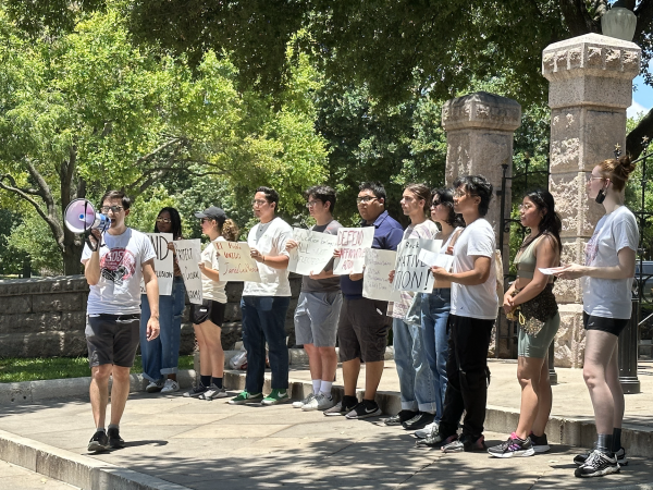 Estudiantes de Austin por una Sociedad Democrática protestan contra la decisión de acción afirmativa de la Corte Suprema