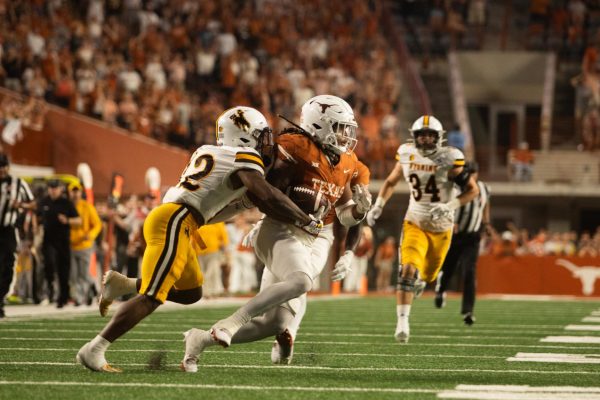 No. 4 Texas shakes off first half woes to beat Wyoming, 31-10