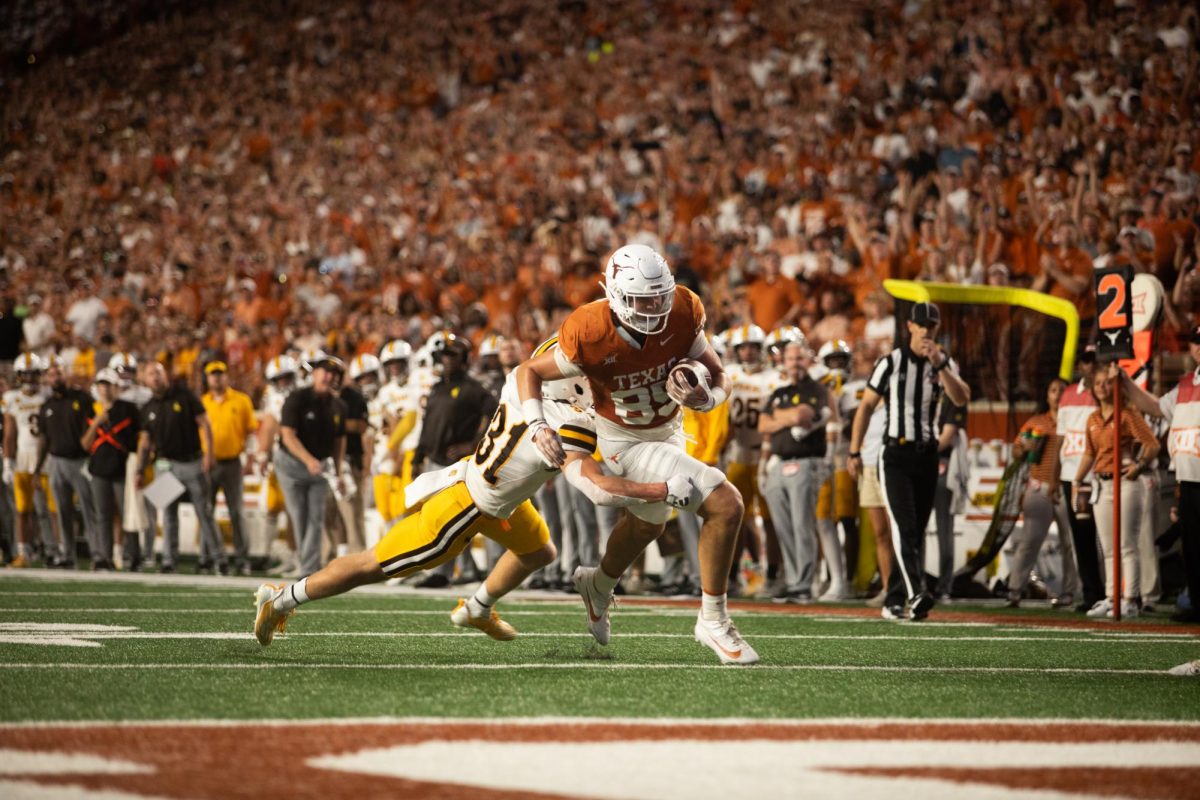 Texas tight end Gunnar Helm runs to make a touchdown during the Longhorns game against the Wyoming Cowboys on September 26, 2023.