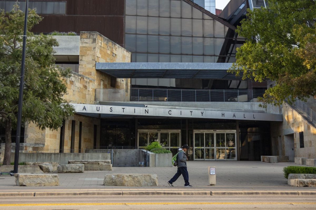 El ayuntamiento de Austin analiza viviendas asequibles, gentrification y banderas del orgullo