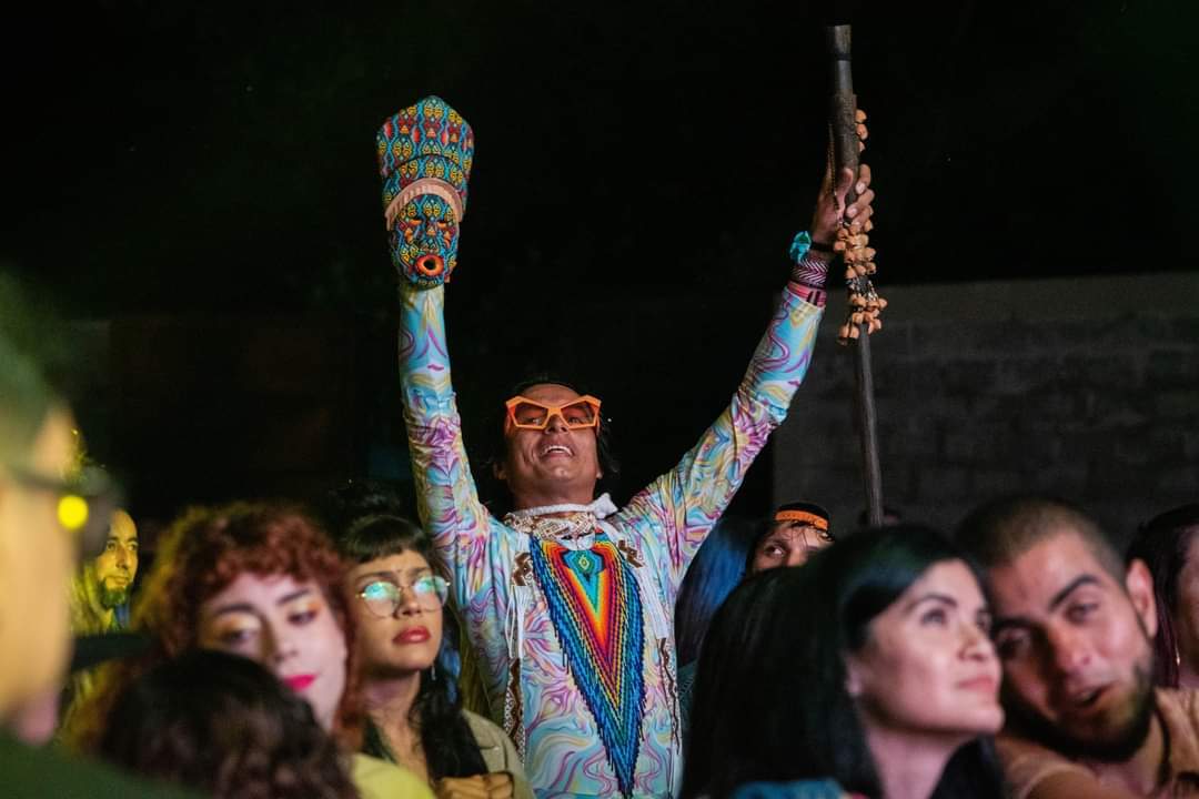 Artista colombiano hace parada en Austin y extiende la cultura indígena a los estudiantes