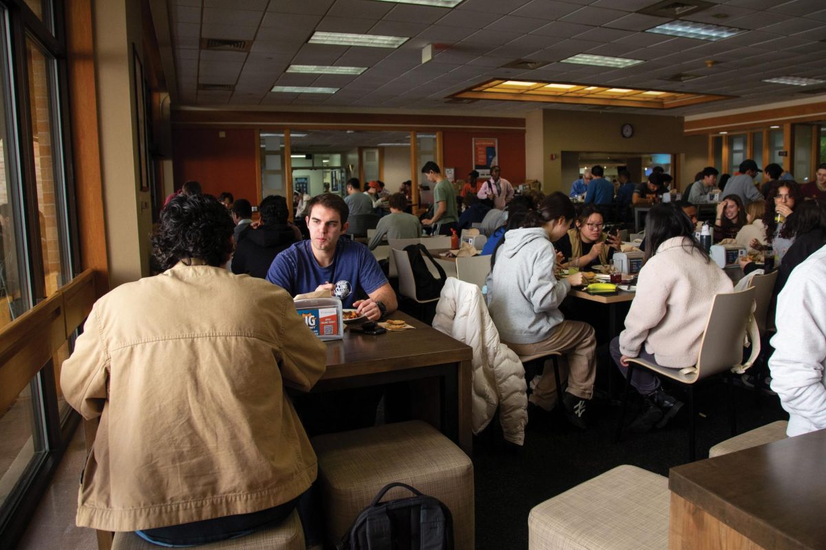 Students eat lunch at Kins Dining on Jan. 29, 2024. The dining hall now includes a variety of seating styles, including low tables, high tables, 2-tops, 4-tops and community tables.