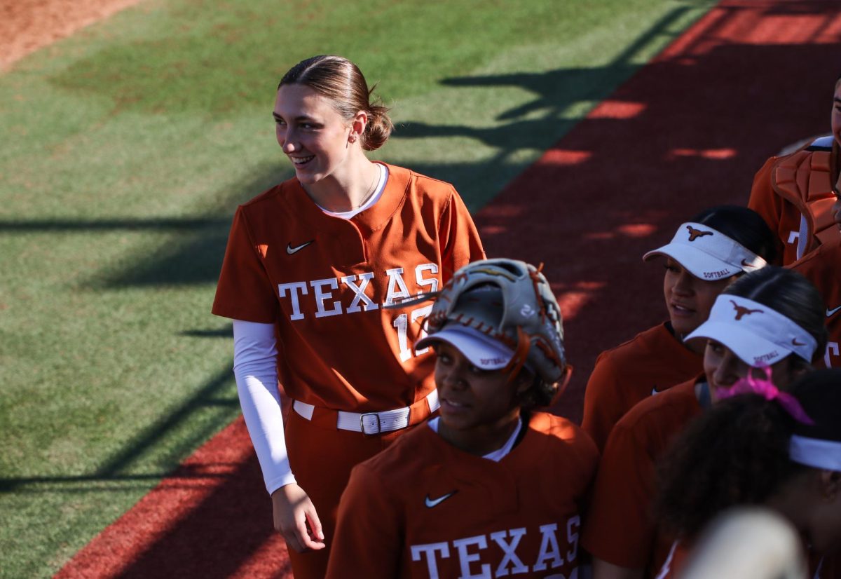 El equipo de sóftbol No. 1/1 de Texas se dirige a la serie de campeonato de la Serie Mundial Universitaria Femenina después de una victoria contra el equipo No. 8/8 de Stanford.